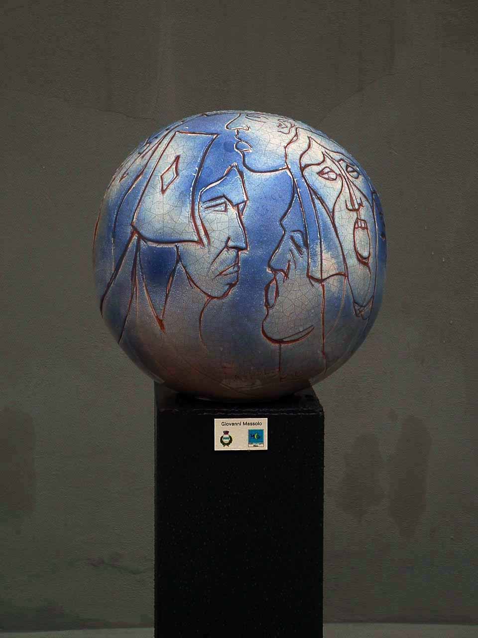 Sfera in ceramica smaltata — Diametro cm 55 — esposizione permanente a cielo aperto nel Comune di Camo (CN)