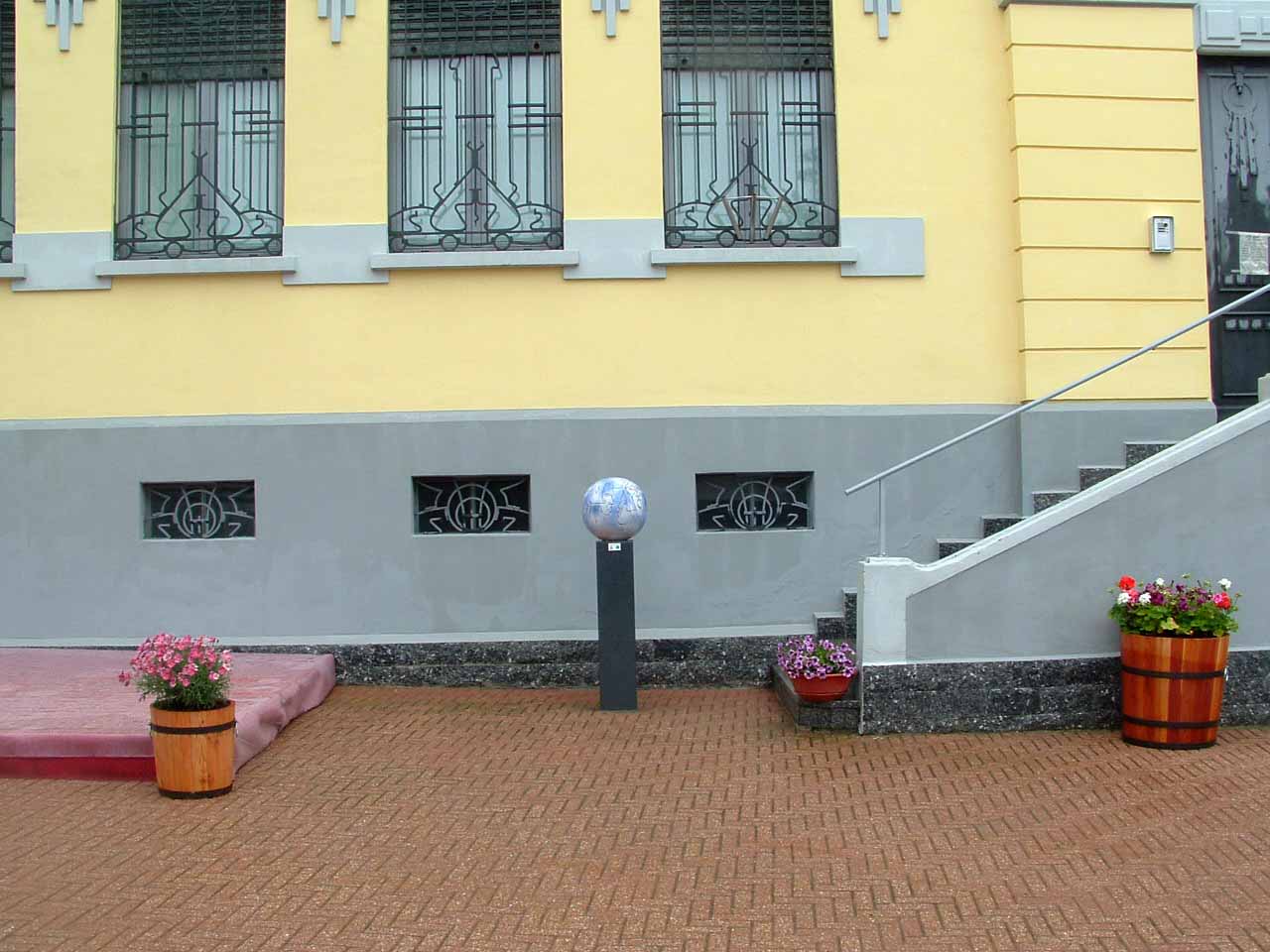 Sfera in ceramica smaltata — Diametro cm 55 — Comune di Camo (CN)