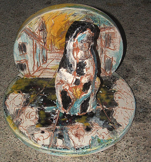 Giovanni Massolo con la rappresentazione — Comitato Rigore Artistico — terracotta ingobbiata e smalti a gran fuoco, cm 30 × 25